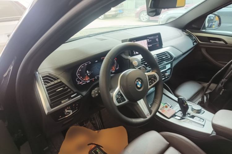 Used BMW X4 2021 xDrive 25i M Sport Night Edition package Center Console