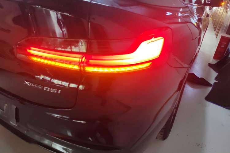 Used BMW X4 2021 xDrive 25i M Sport Package Exterior 3
