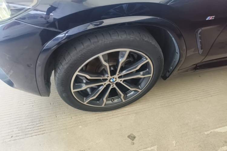 Used BMW X4 2021 xDrive 25i M Sport Night Edition package Left Front Wheel Hub