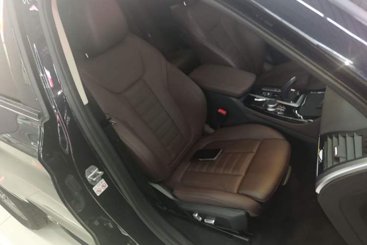 Used BMW X4 2021 Restyled xDrive 25i M Sport Package Right Front Seat