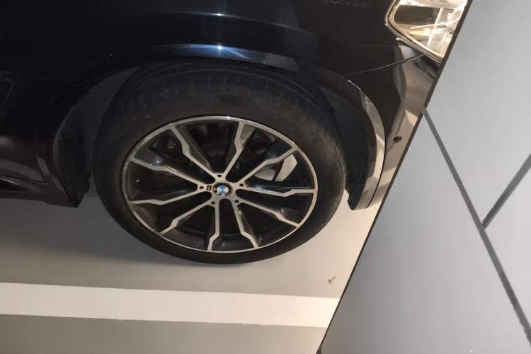 Used BMW X4 2021 xDrive 25i M Sport Night Edition package Right Front Wheel Hub