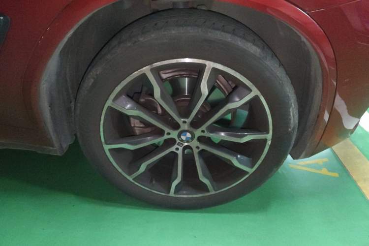 Used BMW X4 2021 xDrive 25i M Sport Night Edition package Right Front Wheel Hub