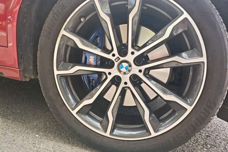 Used BMW X4 2021 xDrive 30i M Sport Night Edition package Right Front Wheel Hub