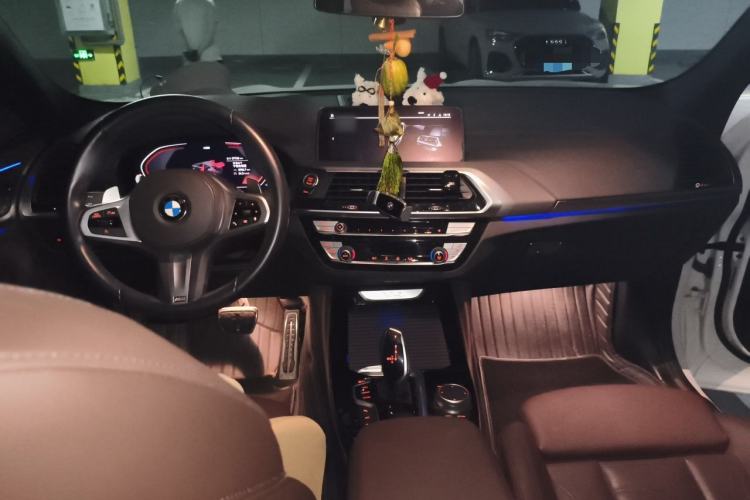 Used BMW X4 2021 xDrive 25i M Sport Night Edition package Center Console