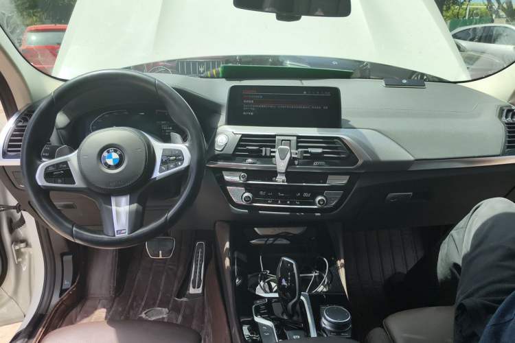 Used BMW X4 2021 xDrive 25i M Sport Package Center Console