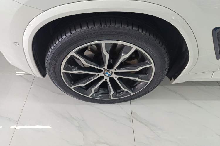 Used BMW X4 2021 xDrive 25i M Sport Night Edition package Left Front Wheel Hub