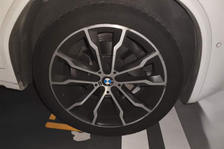 Used BMW X4 2021 xDrive 25i M Sport Night Edition package Right Front Wheel Hub