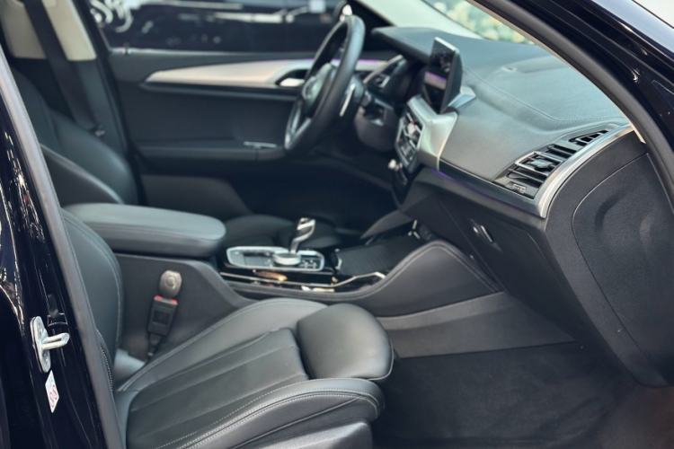 Used BMW X4 2022 xDrive 25i M Sport Package Interior 10
