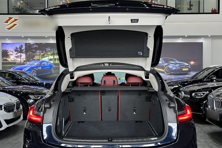 Used BMW X4 2022 xDrive 30i M Sport Package Interior 10