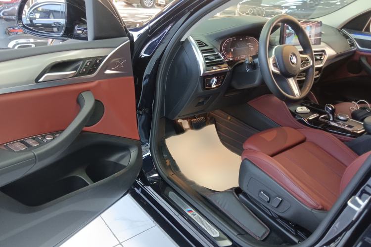 Used BMW X4 2022 xDrive 30i M Sport Package Interior 3