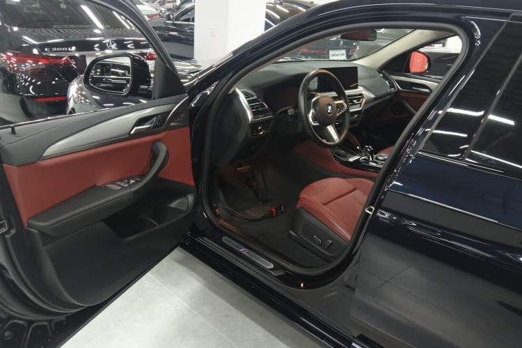 Used BMW X4 2022 xDrive 30i M Sport Package Interior 3