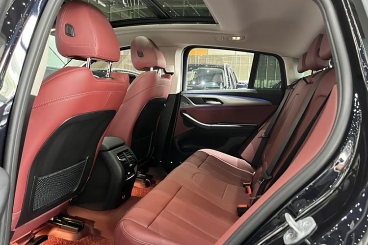 Used BMW X4 2022 xDrive 30i M Sport Package Interior 9