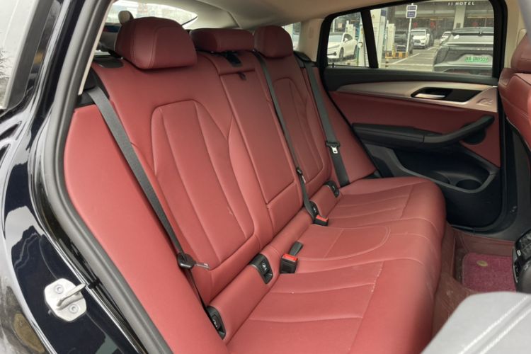 Used BMW X4 2022 xDrive 25i M Sport Package Interior 9