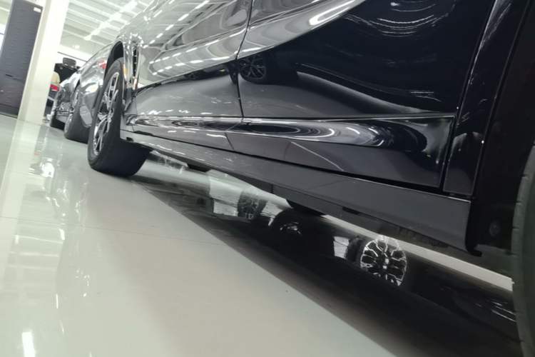 Used BMW X4 2022 xDrive 25i M Sport Package Left Side Sill