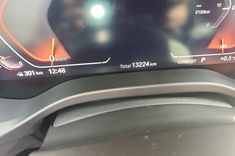 Used BMW X4 2022 xDrive 25i M Sport Package Odometer Close Up