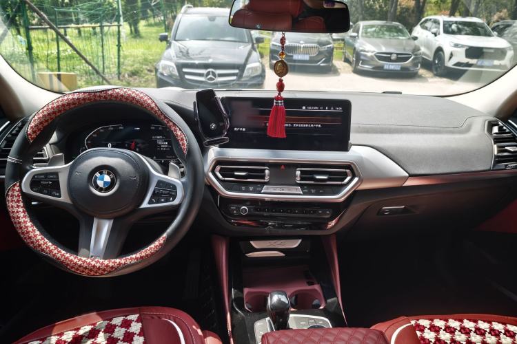 Used BMW X4 2022 xDrive 25i M Sport Package Center Console