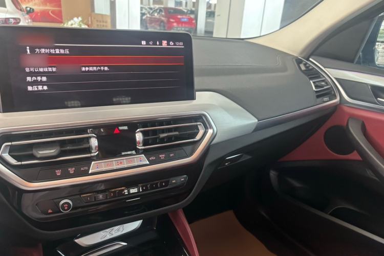 Used BMW X4 2022 xDrive 25i M Sport Package Interior 3