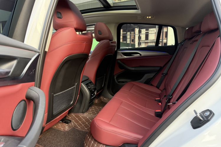 Used BMW X4 2022 xDrive 25i M Sport Package Interior 4