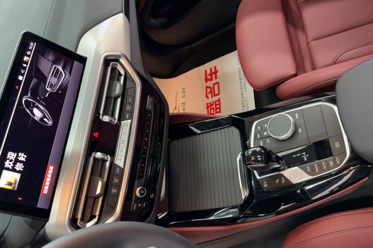 Used BMW X4 2022 xDrive 25i M Sport Package Interior 4