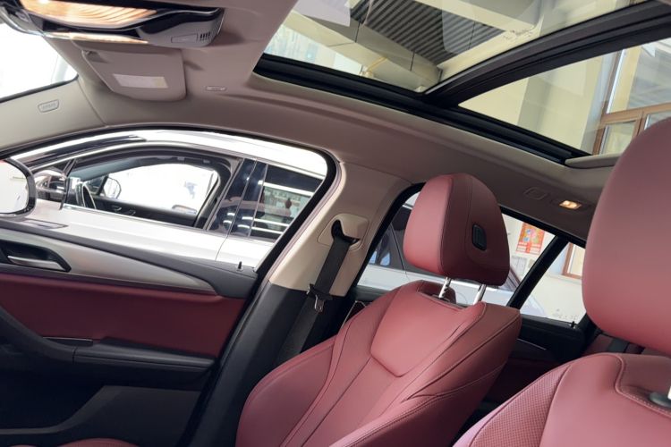 Used BMW X4 2022 xDrive 25i M Sport Package Interior 6