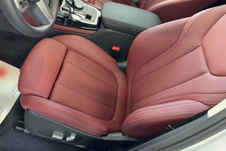 Used BMW X4 2022 xDrive 25i M Sport Package Interior 8