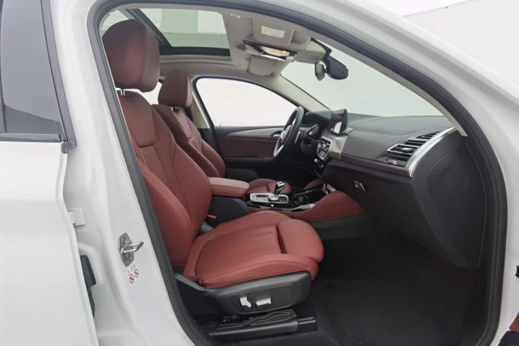 Used BMW X4 2022 xDrive 30i M Sport Package Interior 9