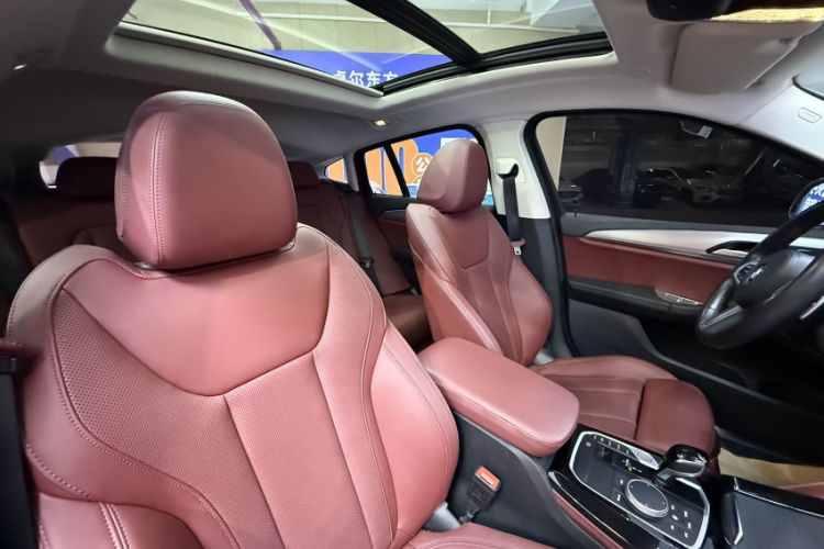 Used BMW X4 2022 xDrive 25i M Sport Package Interior 9