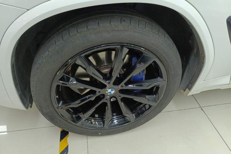 Used BMW X4 2022 xDrive 30i M Sport Night Edition package Left Front Wheel Hub