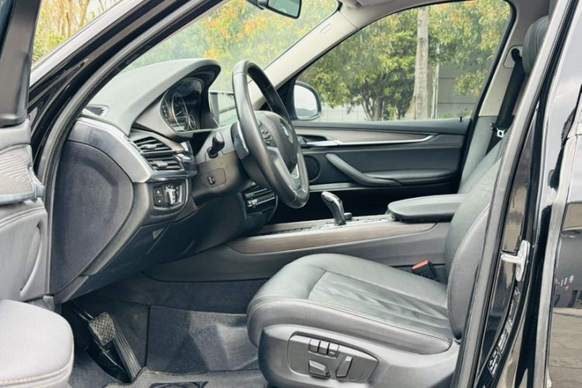 Used BMW X5  Interior 4