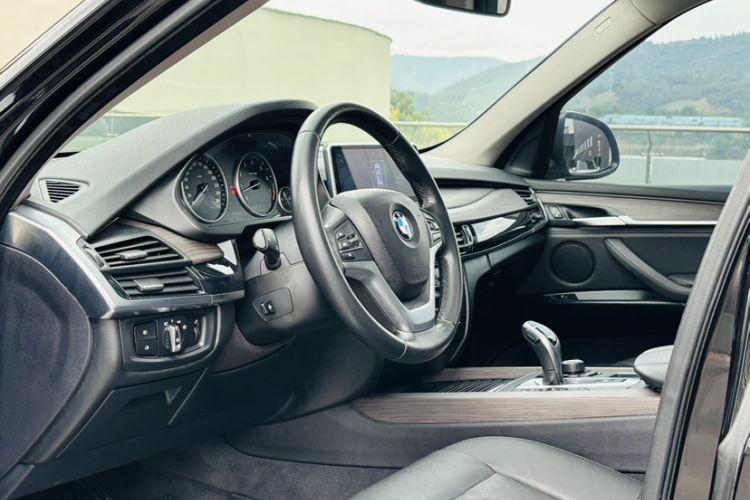 Used BMW X5  Interior 8