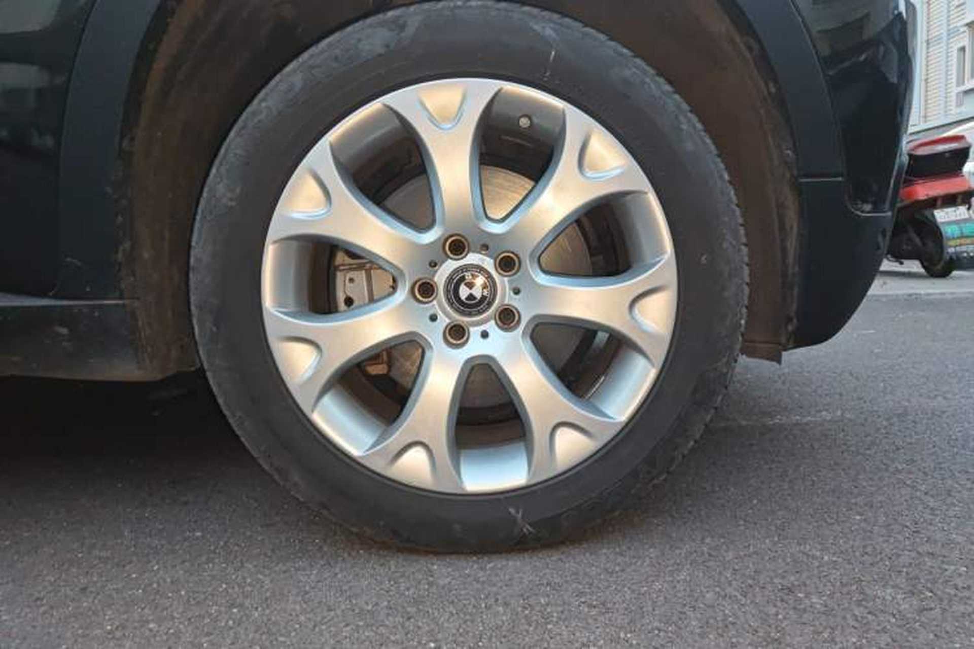 Used BMW X5  Right Front Wheel Hub