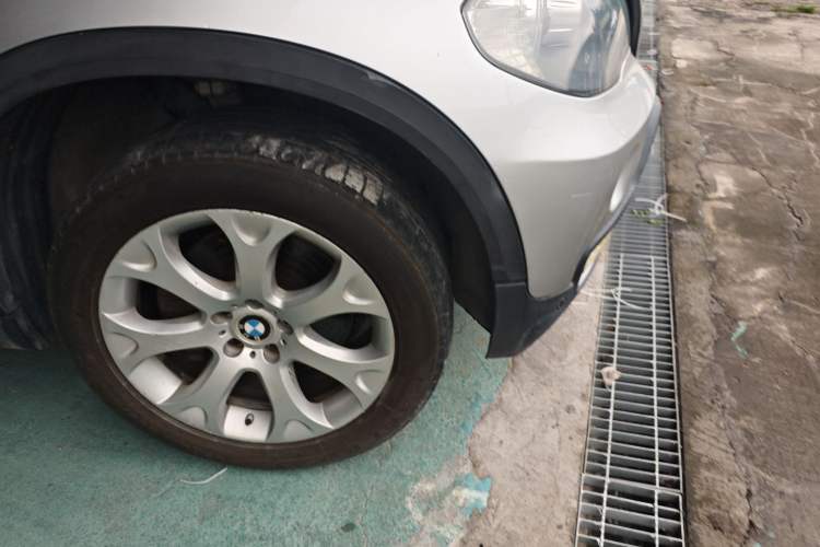 Used BMW X5 2008 xDrive48i Luxury Model Right Front Wheel Hub