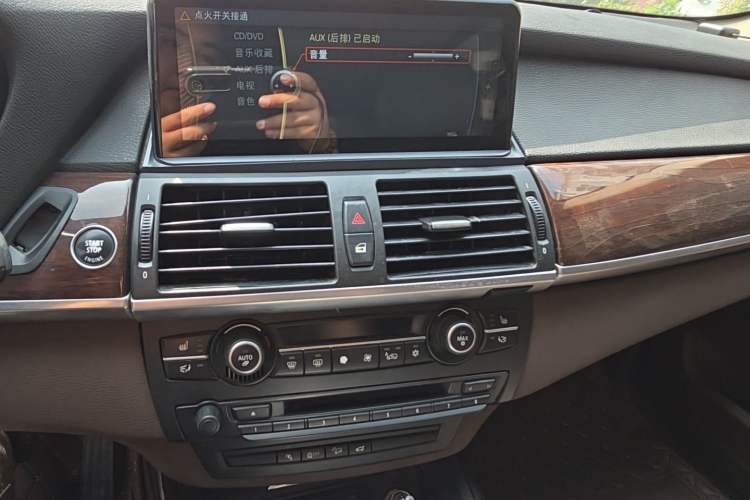 Used BMW X5 2009 xDrive30i Luxury Edition Audio And AC Panel
