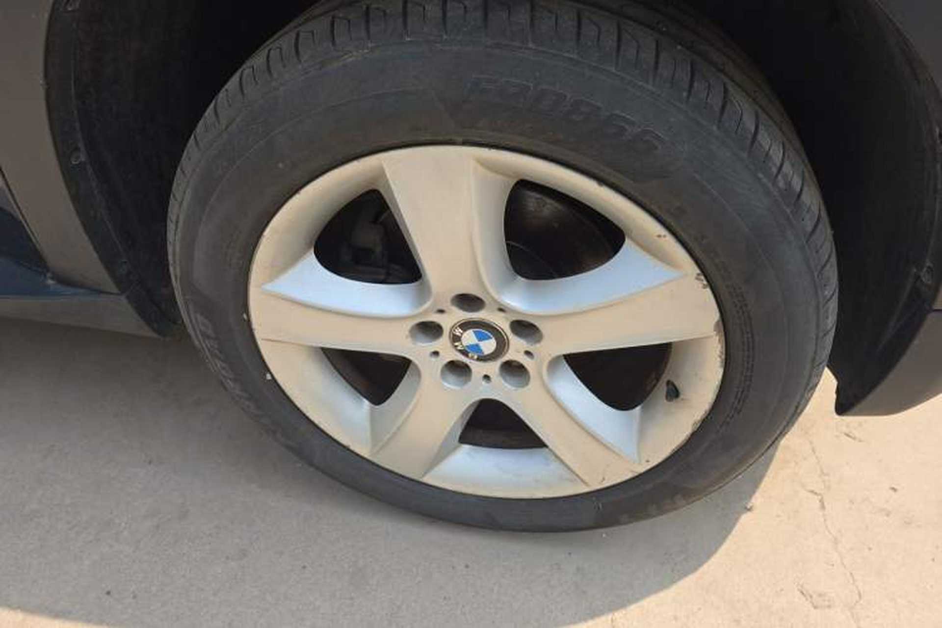Used BMW X5 2009 xDrive30i Luxury Edition Right Front Wheel Hub
