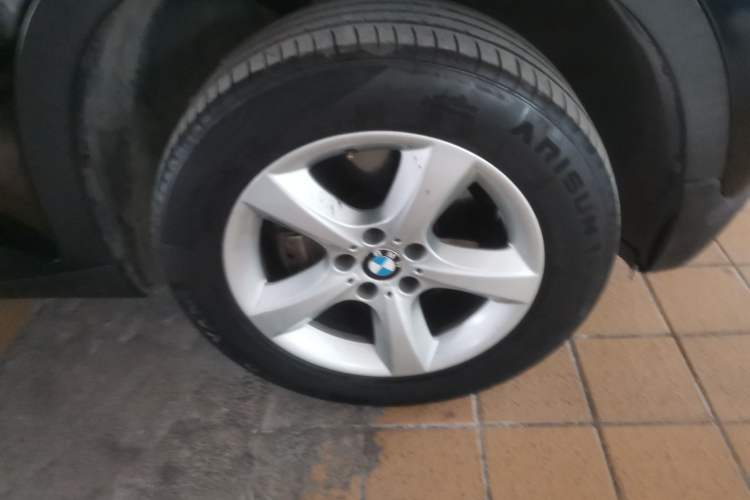 Used BMW X5 2009 xDrive30i Luxury Edition Right Front Wheel Hub
