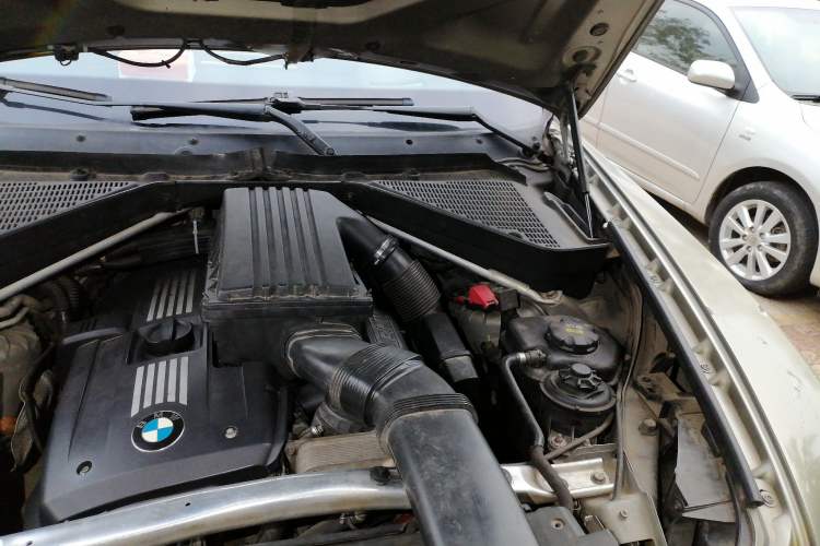 Used BMW X5 2009 xDrive30i Luxury Edition Engine Bay Left