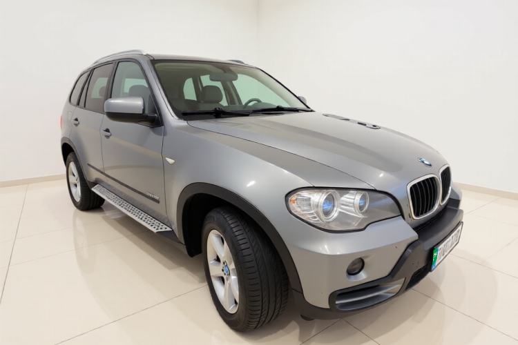 Used BMW X5 2009 xDrive30i Luxury Edition Front Right 45 Deg