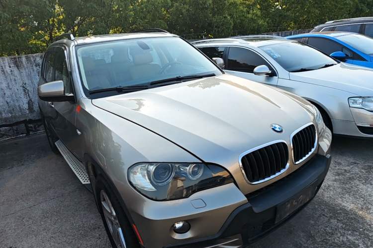 Used BMW X5 2009 xDrive30i Leading Model Front Right 45 Deg