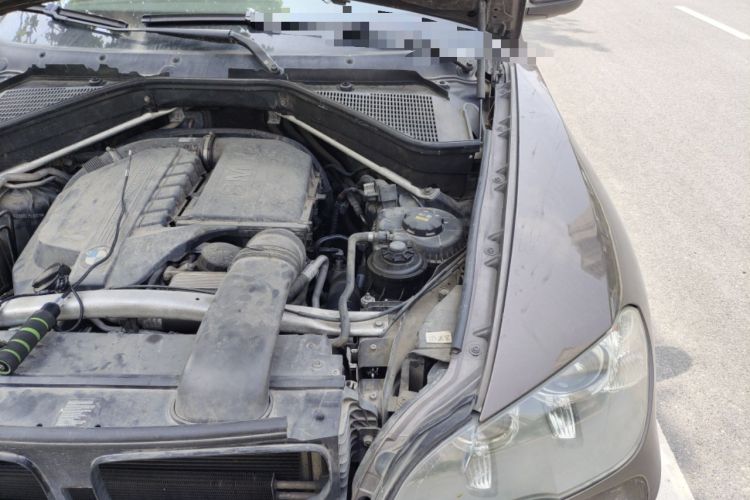 Used BMW X5 2010 3.0si U.S. specification Engine Bay Left