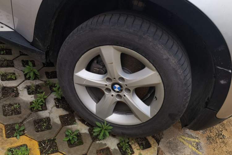 Used BMW X5 2010 xDrive30i Luxury Edition 10th Anniversary Model Right Front Wheel Hub