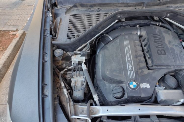 Used BMW X5 2011 xDrive35i M Sport model Engine Bay Right