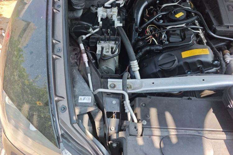 Used BMW X5 2011 xDrive35i U.S. specification Engine Bay Right
