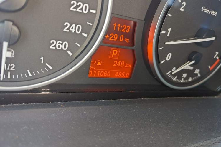 Used BMW X5 2011 xDrive35i Leading Model Odometer Close Up