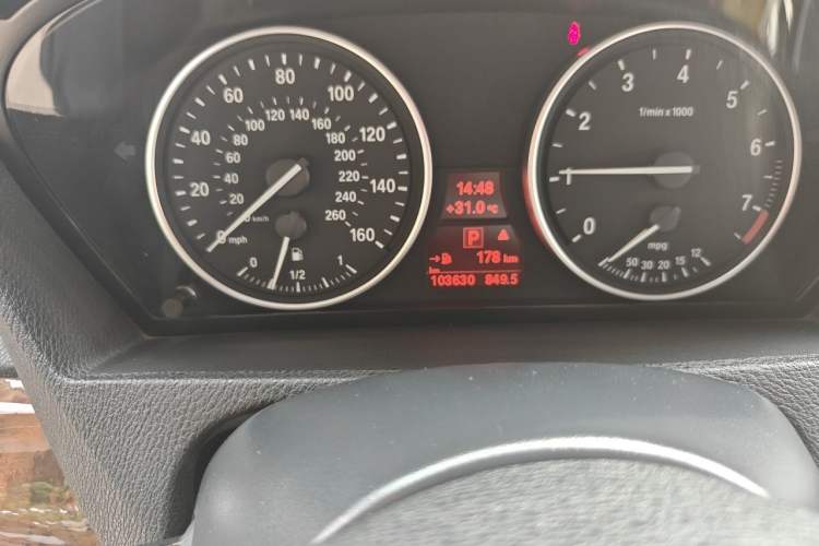 Used BMW X5 2011 xDrive35i U.S. specification Odometer Close Up