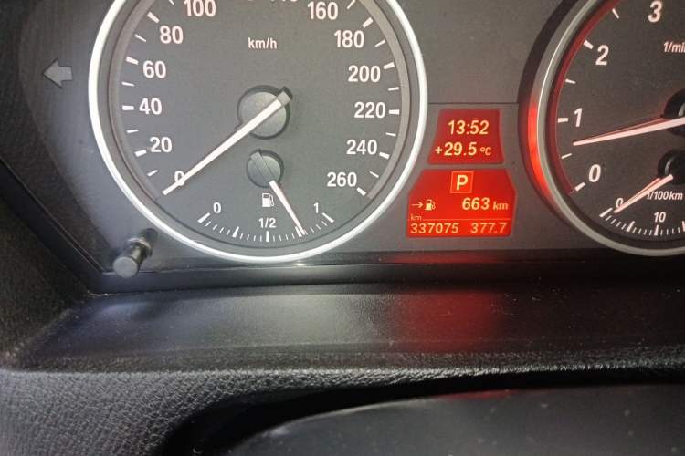 Used BMW X5 2011 xDrive35i Leading Model Odometer Close Up