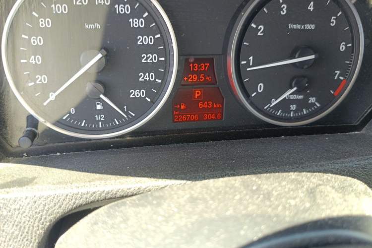 Used BMW X5 2011 xDrive35i Middle East version 5-seater Odometer Close Up
