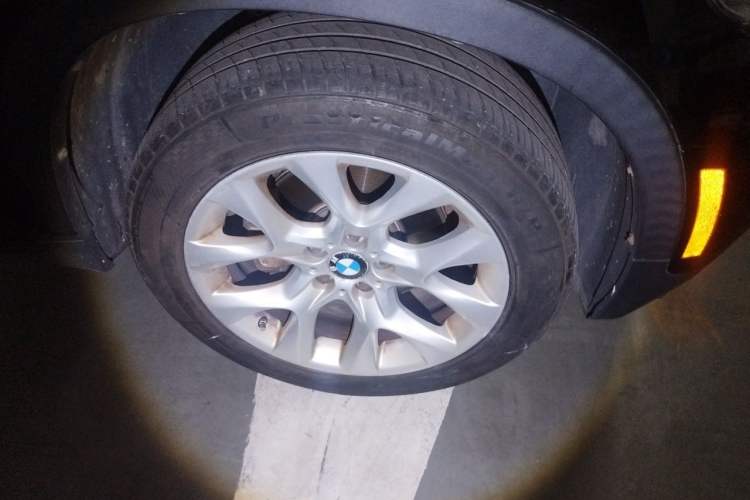 Used BMW X5  Right Front Wheel Hub