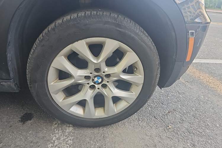 Used BMW X5 2011 xDrive35i Luxury Model Right Front Wheel Hub