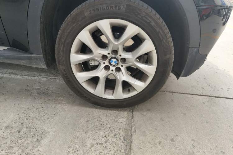 Used BMW X5 2011 xDrive35i Luxury Model Right Front Wheel Hub