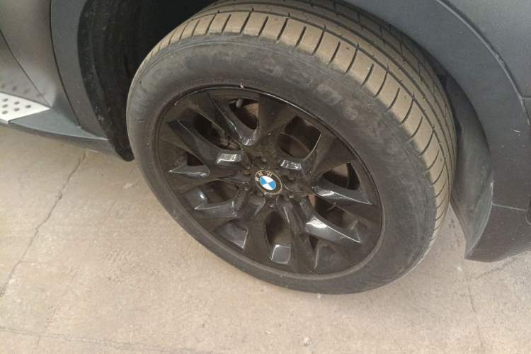 Used BMW X5 2011 xDrive35i Luxury Model Right Front Wheel Hub